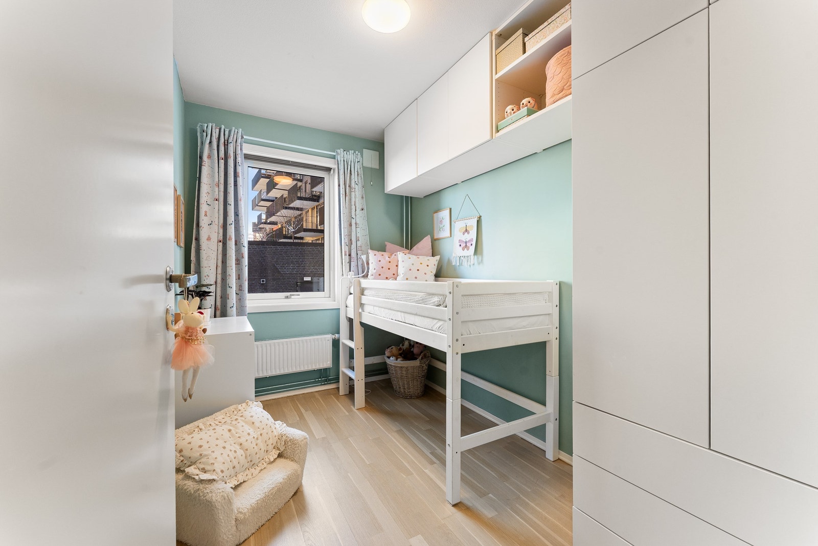 Det tredje soverommet har smarte, plassbygde løsninger for oppbevaring. Galleribilde