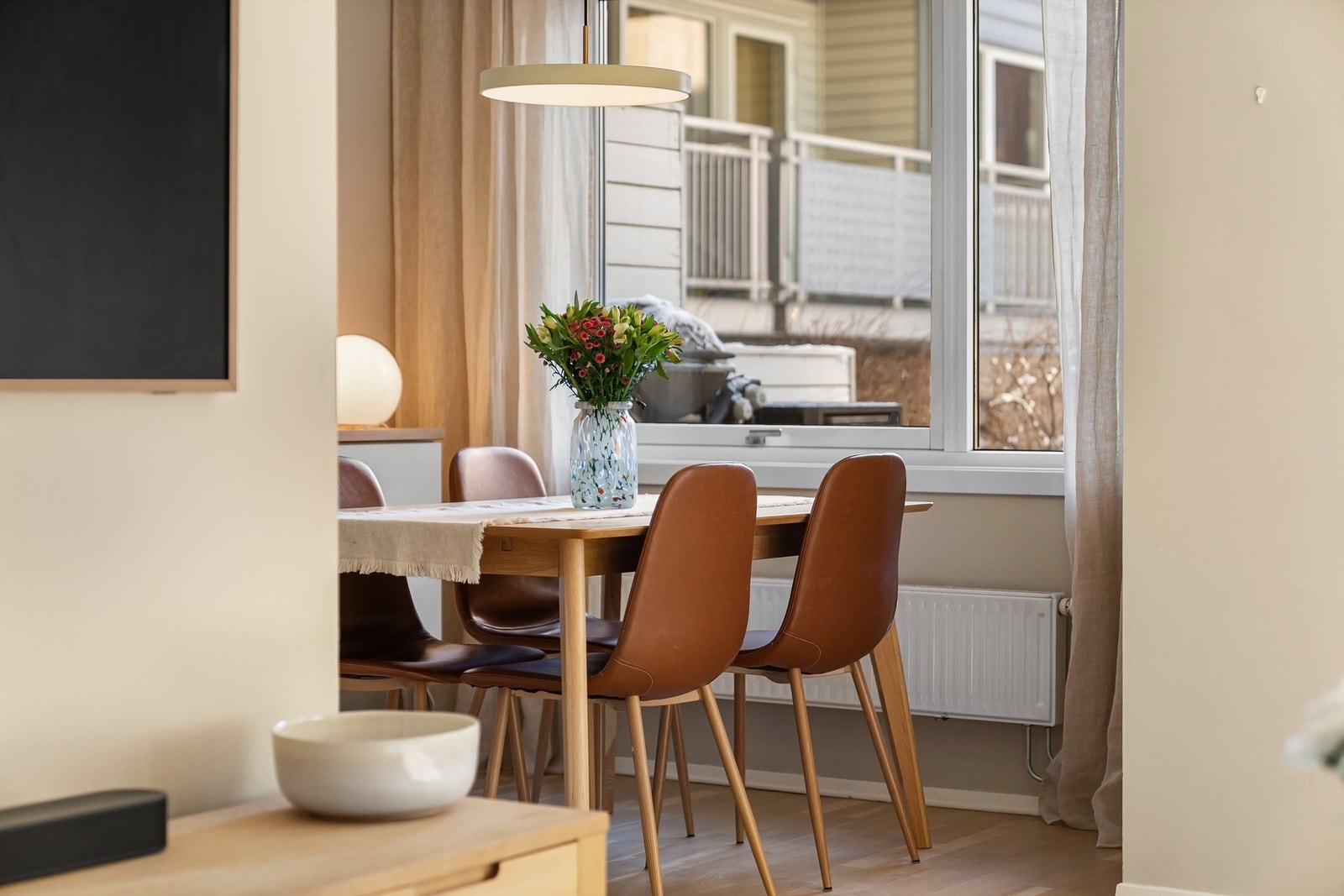 Spiseplassen ligger i naturlig forlengelse av stuen. Galleribilde