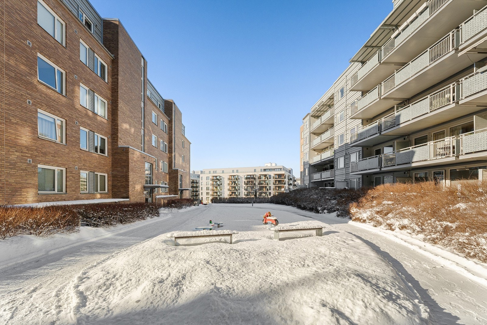 Området er barnevennlig med fellesarealer og lekeplass rett utenfor døren. Galleribilde