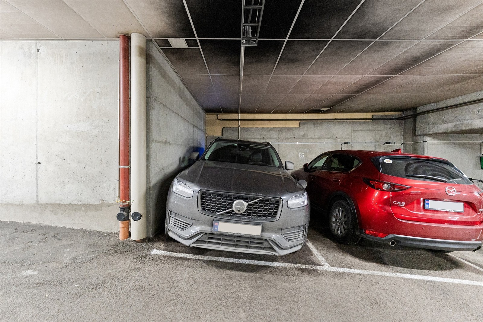 Leiligheten disponerer en fast parkeringsplass, nr. 54, i felles garasjekjeller. Galleribilde