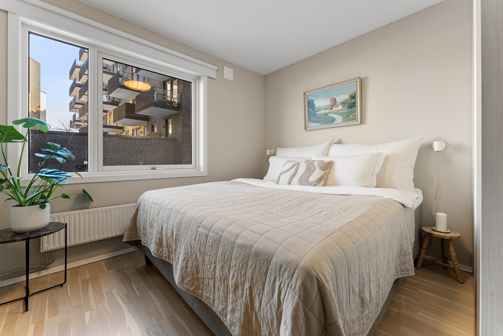 Hovedsoverommet er romslig med plass til dobbeltseng og tilhørende møblement. Galleribilde