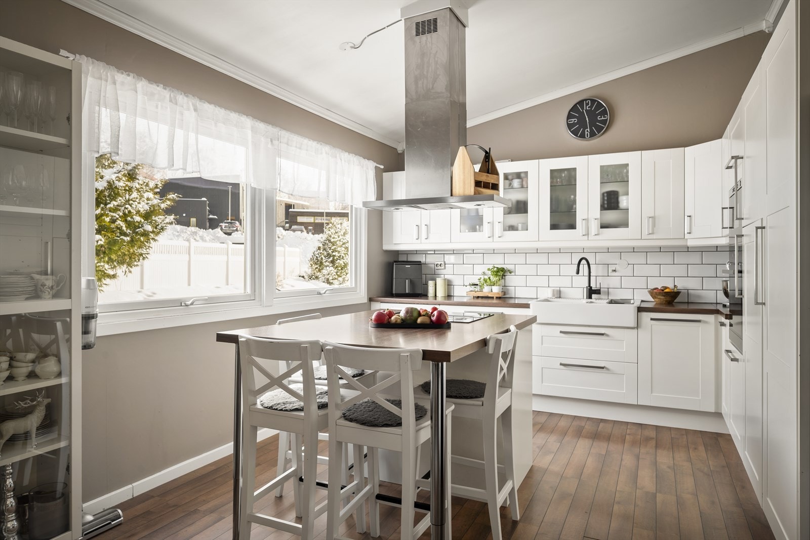 En trivelig spiseplass på kjøkkenet! To store vinduer gir rikelig med lysinnslipp. Galleribilde