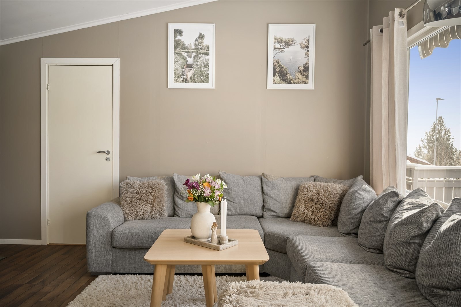 Romslig stue gir gode møbleringsmuligheter, inn døren finner en ett av boligens soverom. Galleribilde