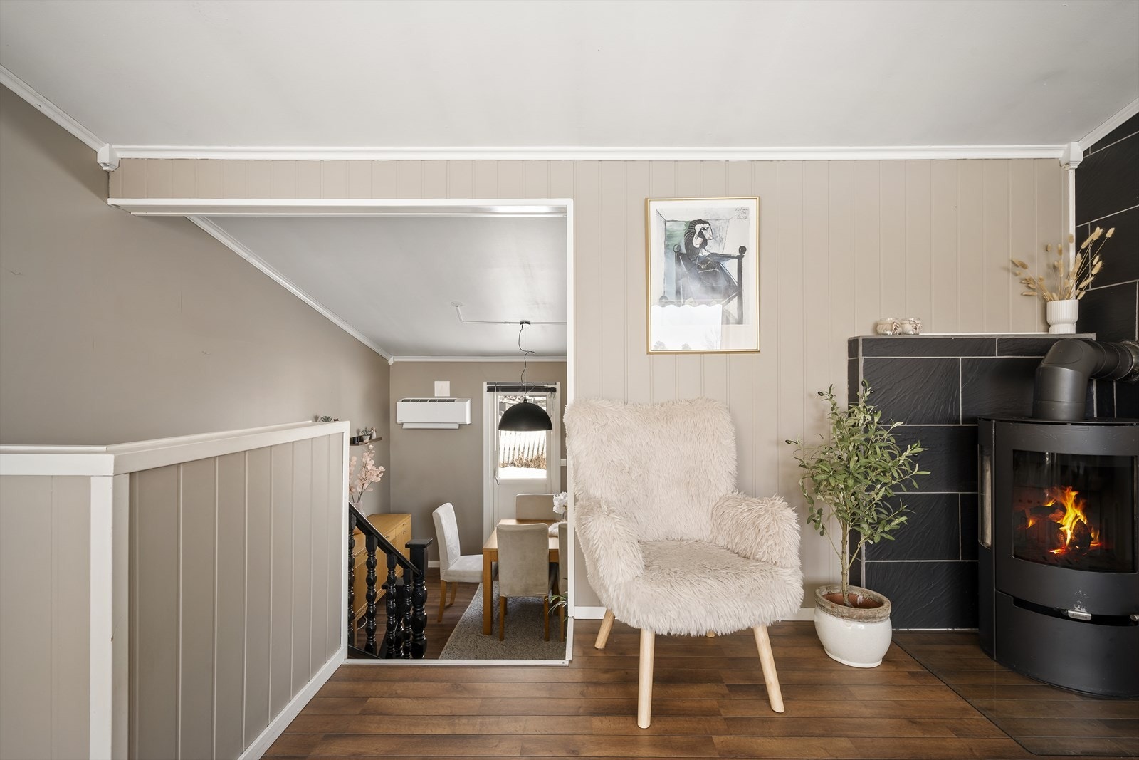 Velkommen opp! Stuen har peis, som skaper en lun og hyggelig atmosfære på kalde vinterdager. Galleribilde