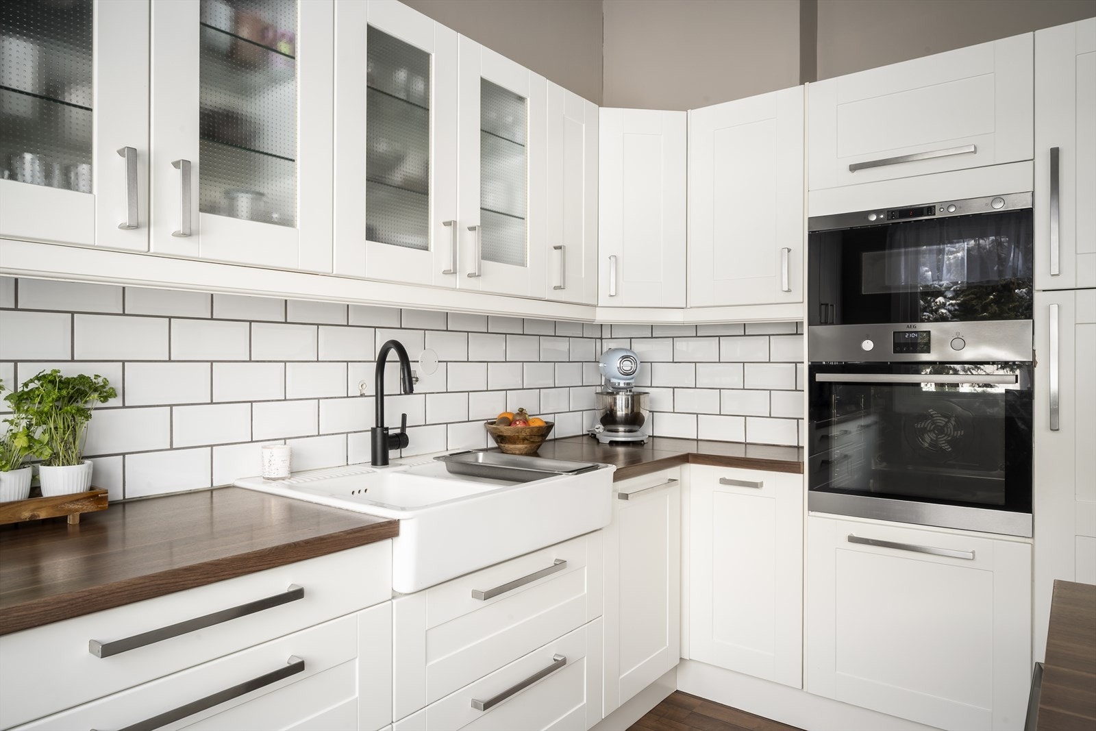 Et relativt moderne og pent kjøkken fra 2011, profilerte fronter, laminat benkeplate og integrerte hvitevarer. Galleribilde