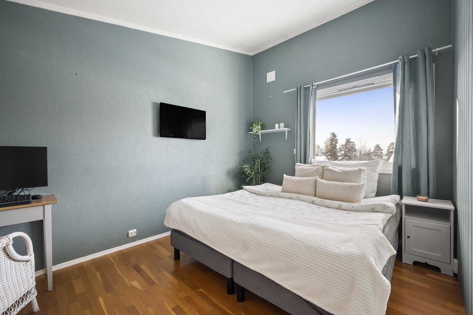 Soverom 1 - Flott soverom, med plass til både dobbeltseng, nattbord og garderobeskap. Galleribilde