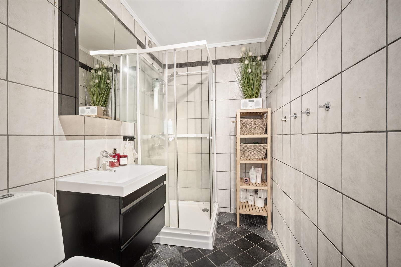 Baderommet ble pusset opp av tidligere eier, alder ukjent. Varmekabler på gulv! Galleribilde