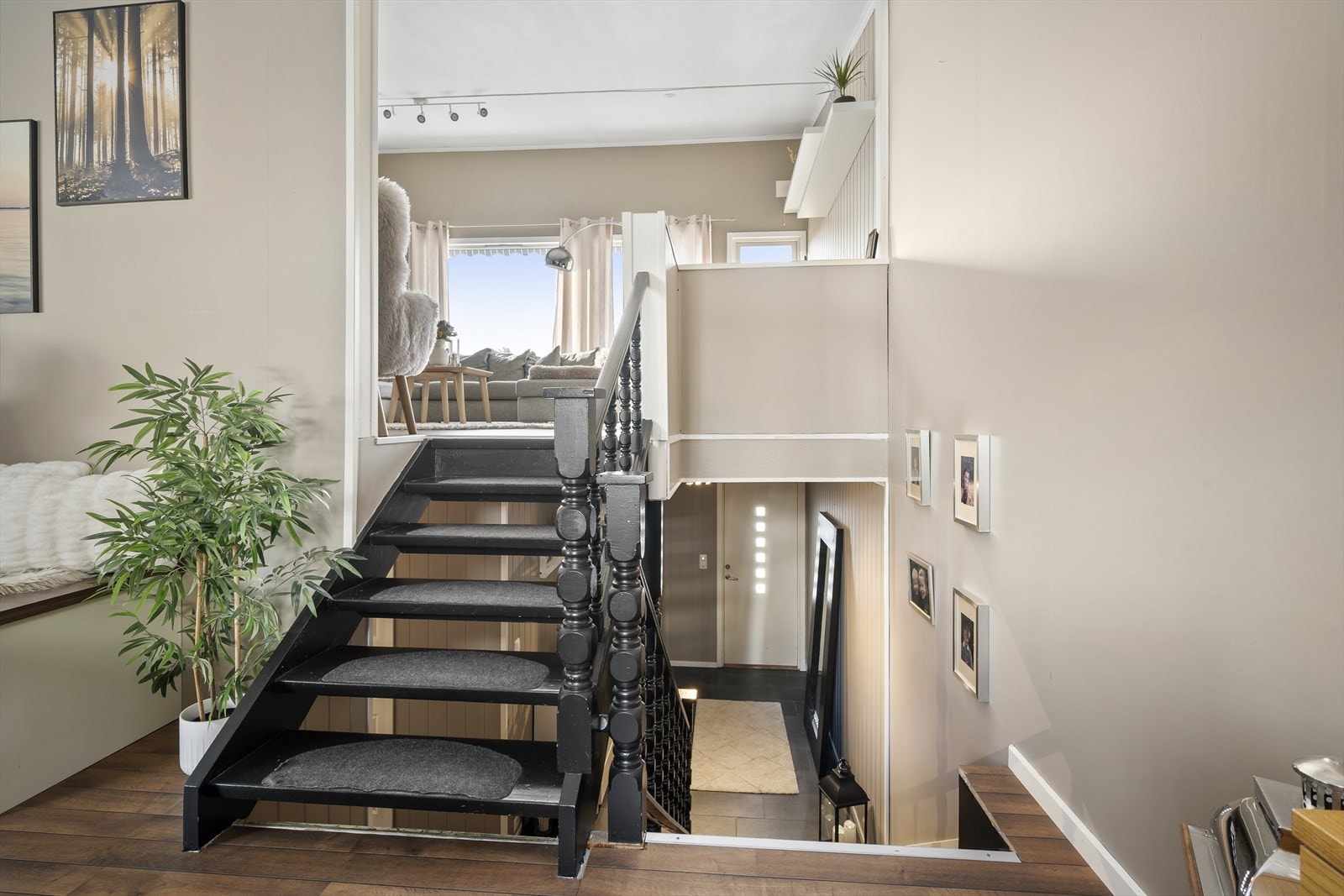 I boligens øverste etasje finner en stuen adskilt fra kjøkkenet. Galleribilde