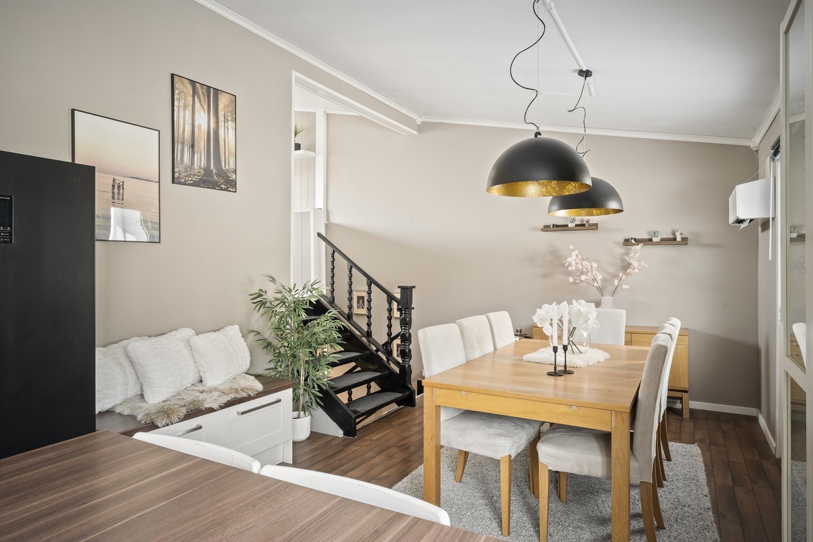 Boligen strekker seg over fire etasjer og gir en praktisk soneinndeling. Legg merke til varmepumpe montert på vegg. Galleribilde