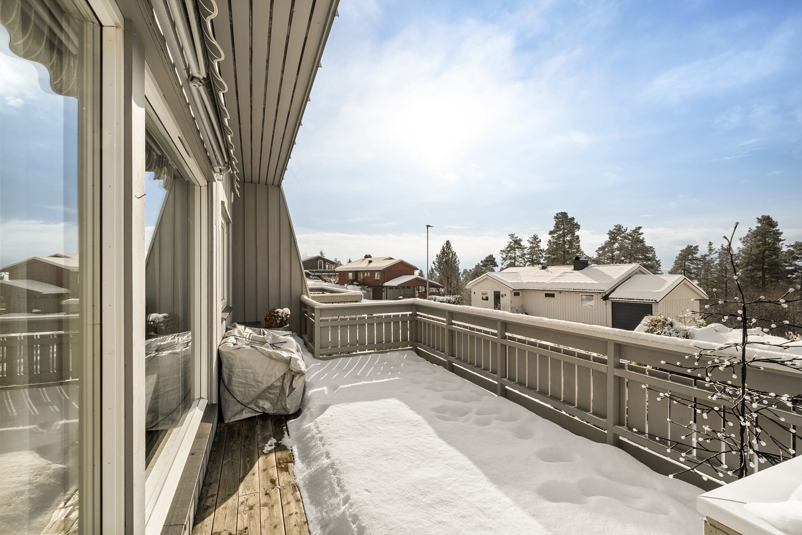 Romslig balkong på hele 16 kvm. gir gode møbleringsmuligheter. Galleribilde