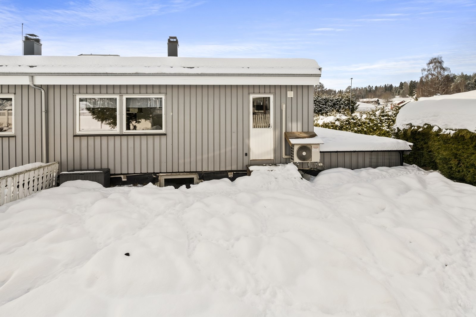 Tomannsboligen byr på en inngjerdet gårdsplass, som gir trygge lekeområder for barna. Galleribilde