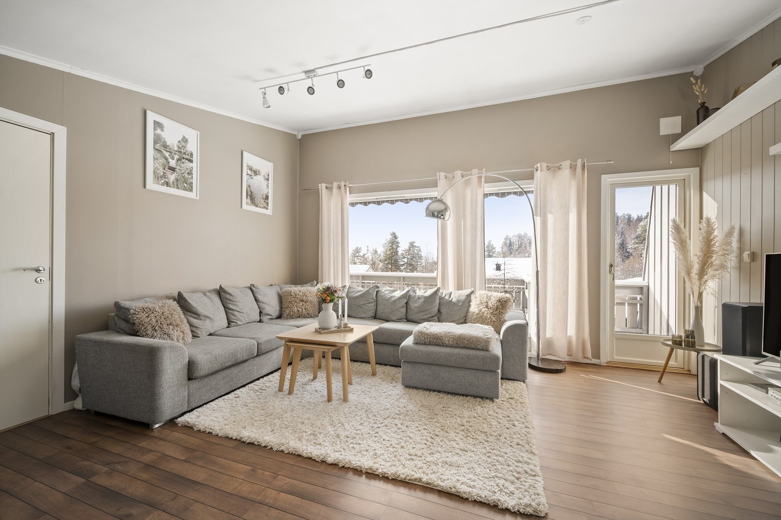 Stuen har direkte utgang til boligens balkong i tredje etasje. Galleribilde