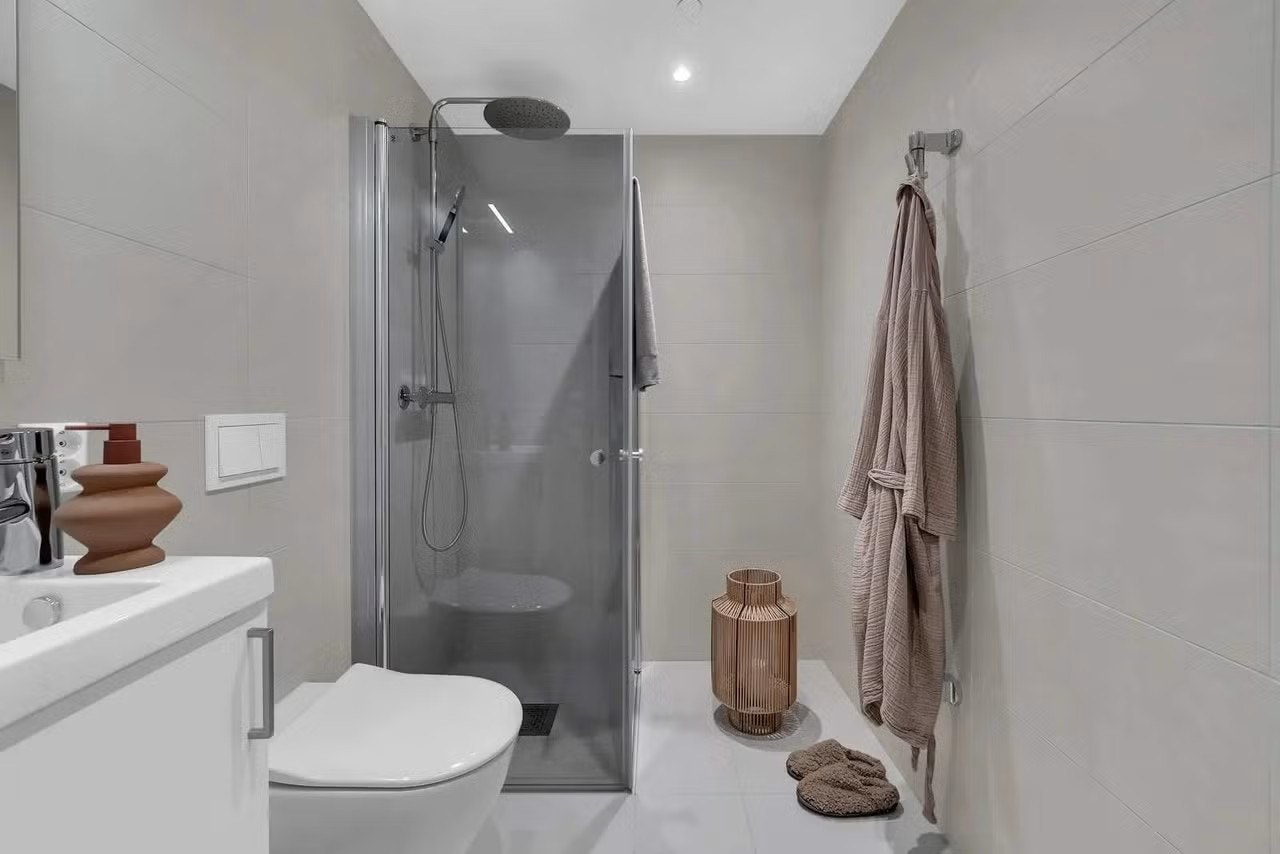 illustrasjonsbilde av bad nr 2. Dette er også utstyrt med dusj,wc og vask. Galleribilde