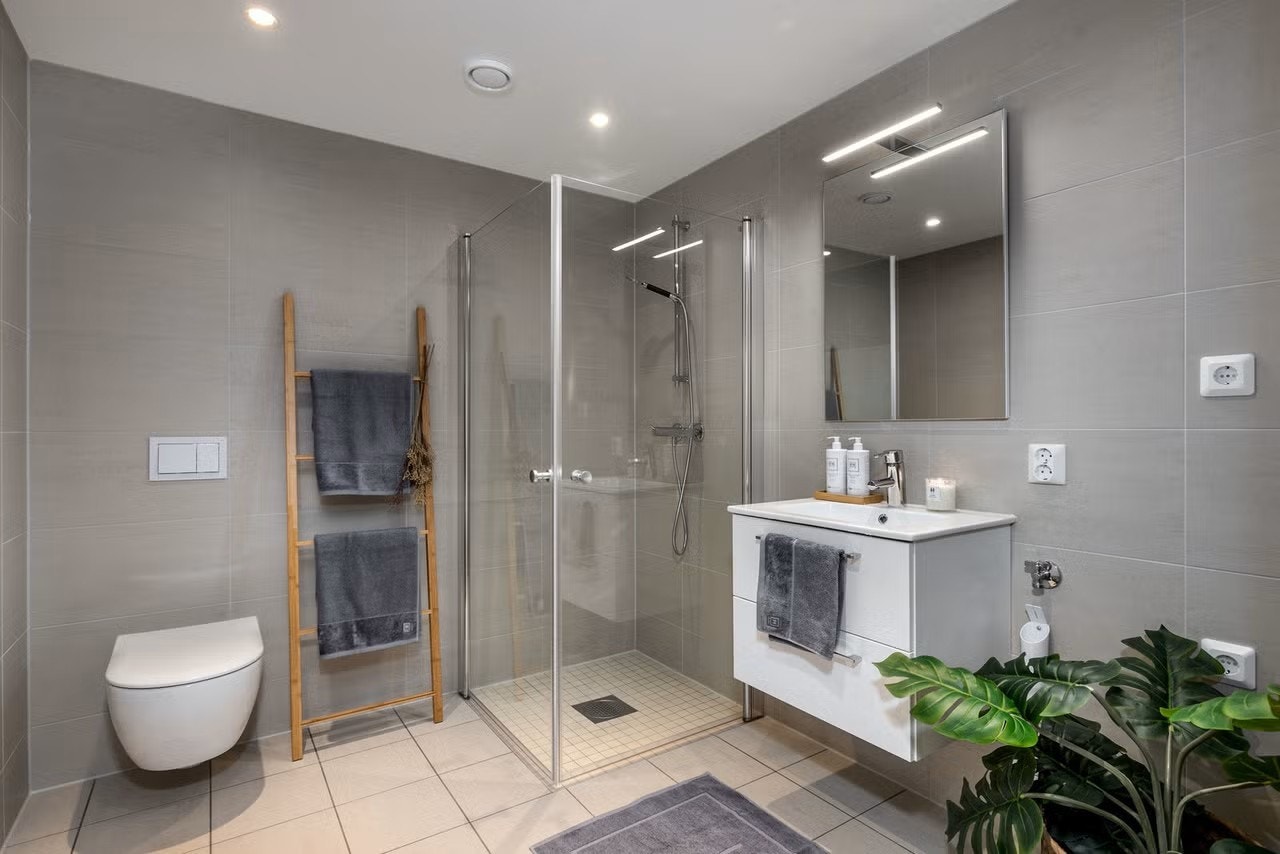 Hovedbadet er stort med opplegg til vaskemaskin. Galleribilde