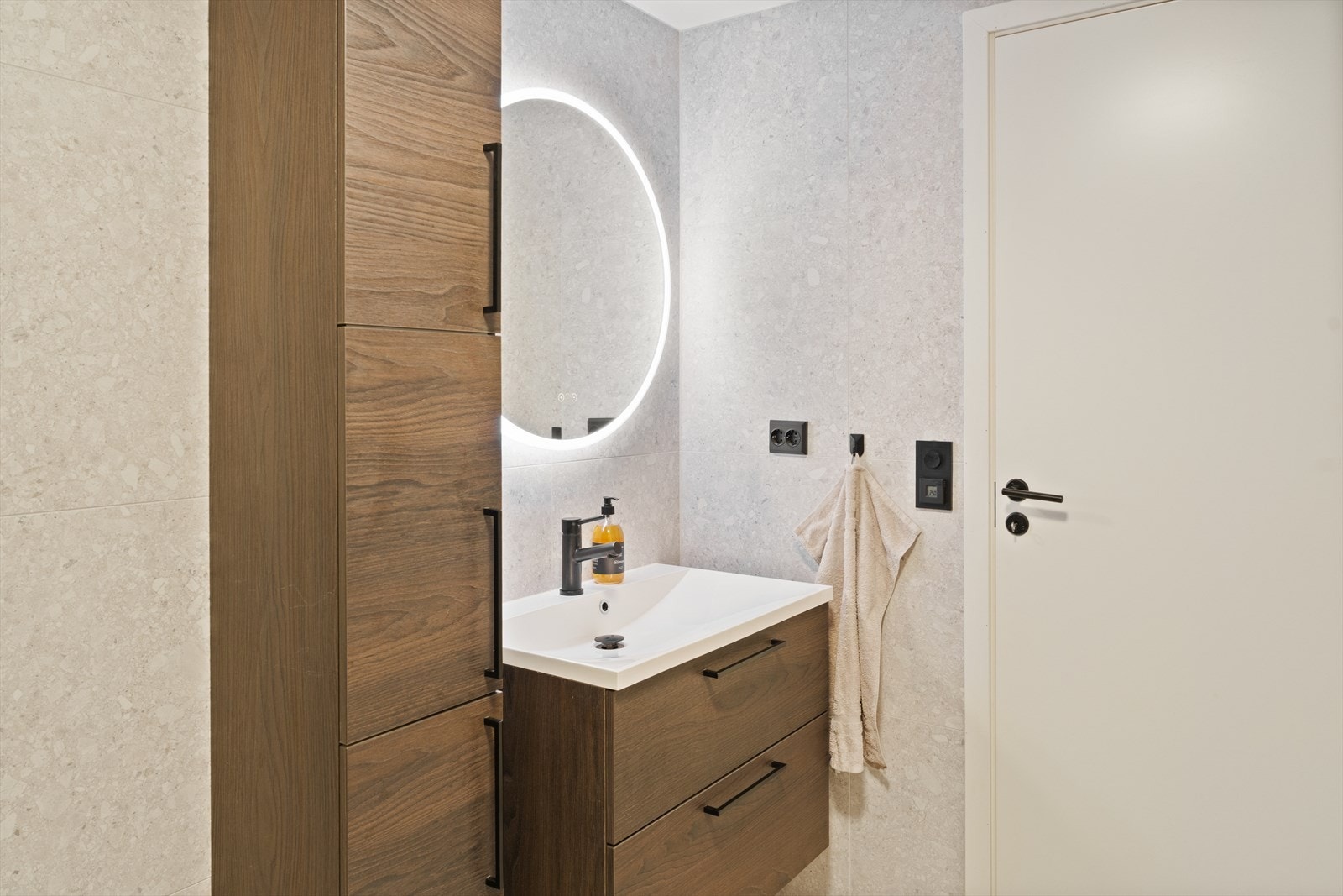 Varmekabler i gulvet sørger for ekstra komfort, og innredning med nedfelt servant gir gode oppbevaringsmuligheter. Badet er utstyrt med toalett, dusjvegger, opplegg for vaskemaskin og sentralt avtrekk. Galleribilde