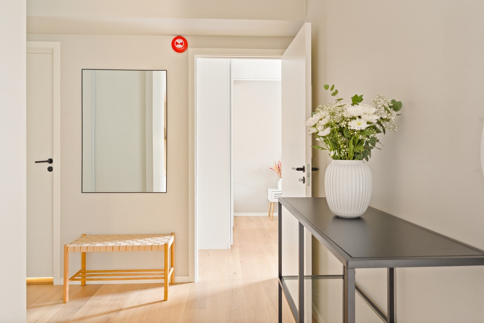 Den tidsriktige fargepaletten kombineres lekkert med et flott parkett-gulv, som sammen skaper en lun og moderne ramme rundt oppholdsrommet. Galleribilde