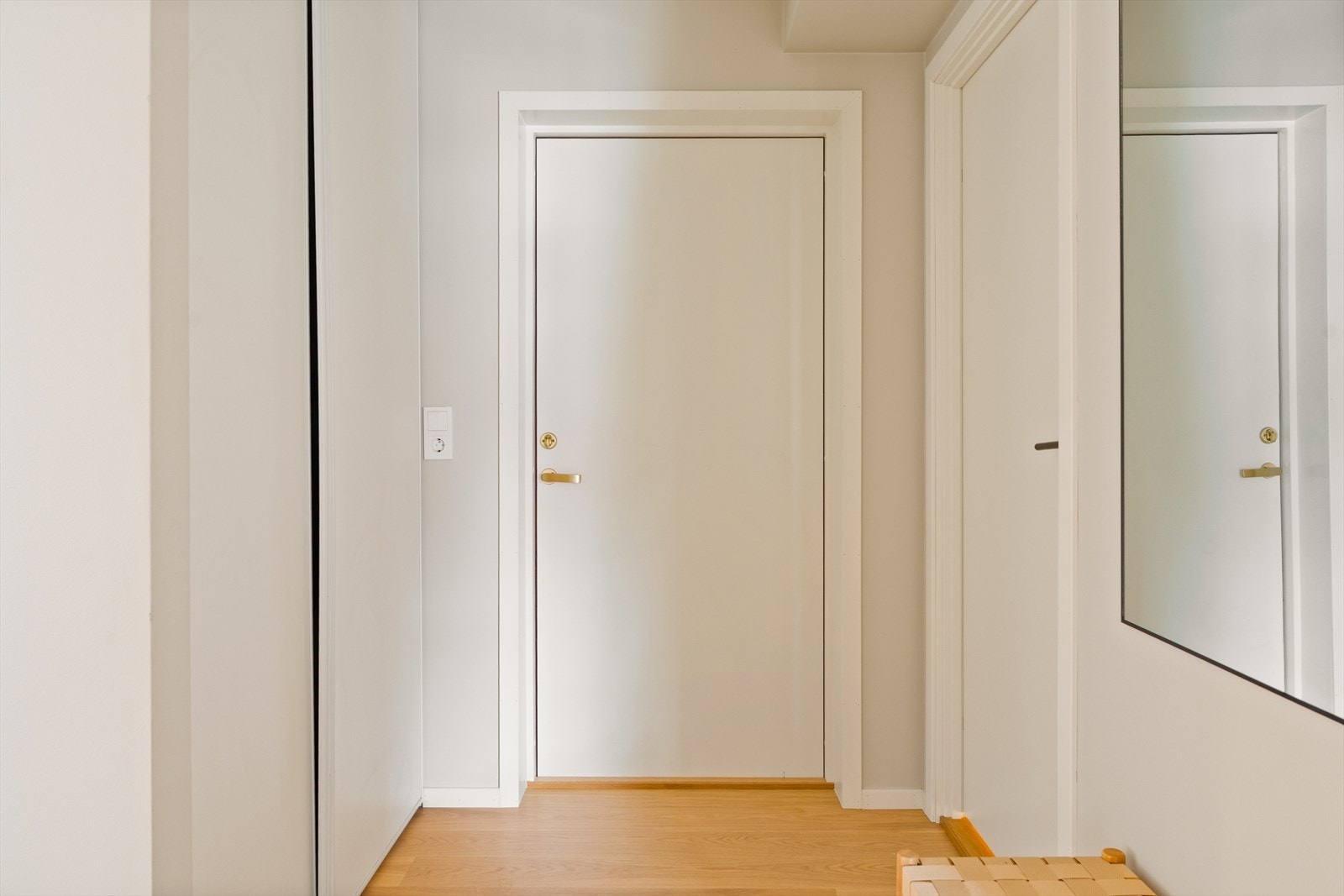 Velkommen inn! Boligen ønsker deg velkommen med en lys og romslig entré som gir et umiddelbart godt førsteinntrykk. Galleribilde