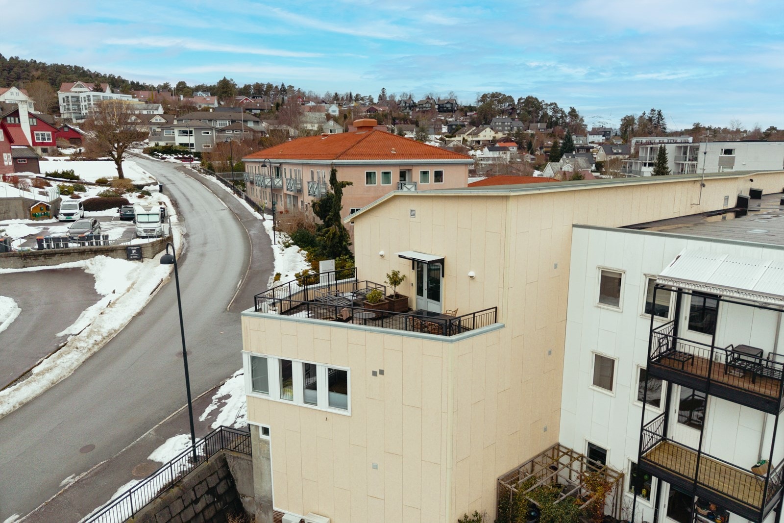 Dagligvarehandelen tar du enkelt til fots - Coop Extra Leirvik ligger kun ca. 600 meter fra boligen. Her bor du med andre ord både praktisk og bekvemt. Galleribilde