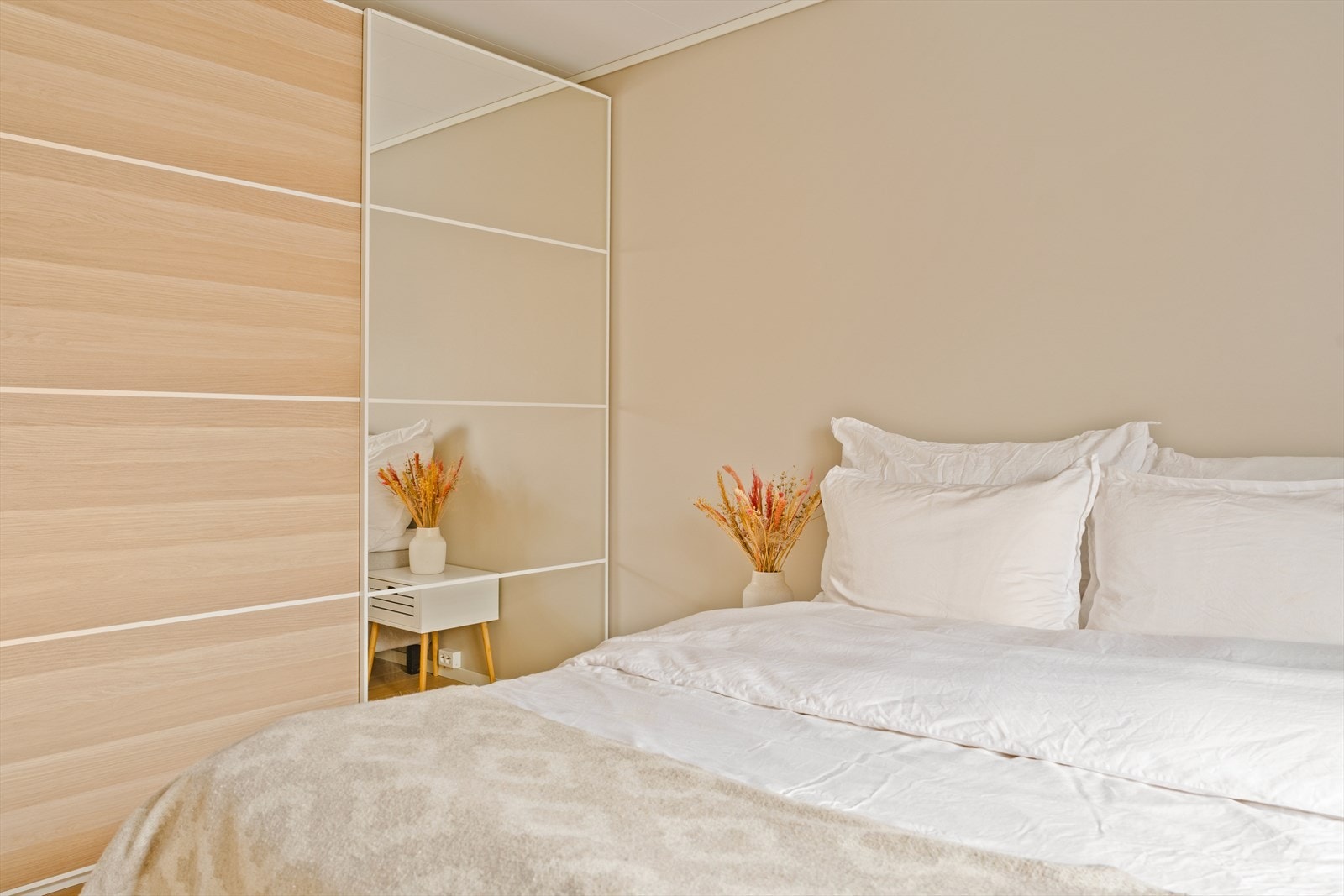 Her er det plass til både seng, garderobeløsning og eventuelt hjemmekontor. Galleribilde