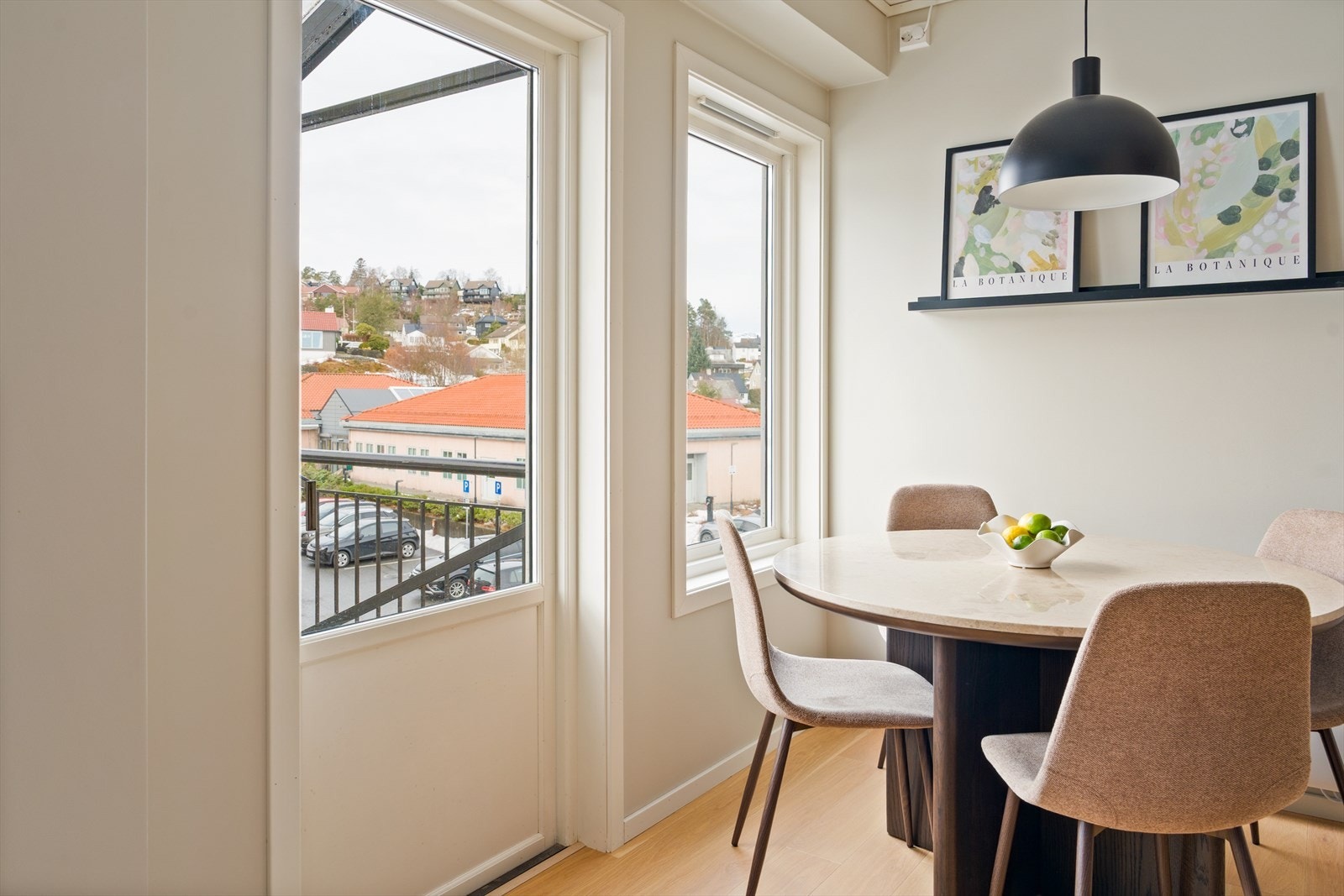 Dette er en lekker 3-roms leilighet som ble pusset opp i 2021 Galleribilde