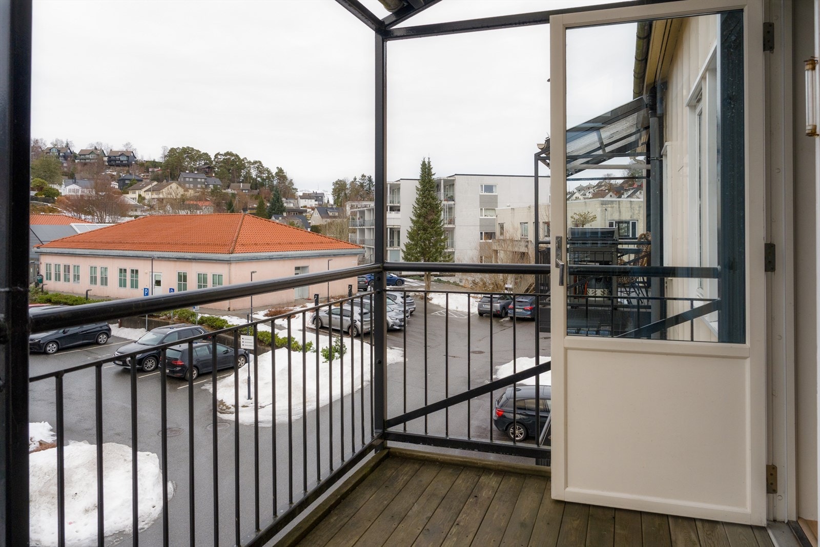 Fra stuen kommer vi ut til en herlig balkong, målt til 6.4 m². Galleribilde