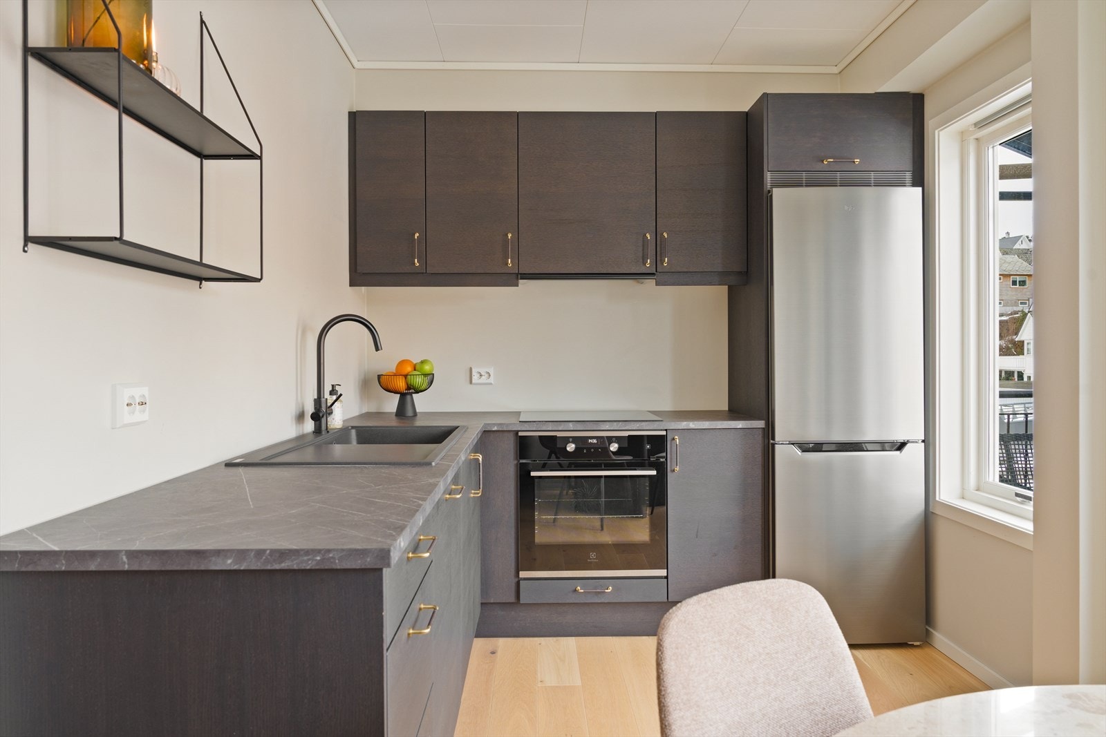 Her er det rikelig med både skap- og benkeplass, slik at både matlaging og oppbevaring blir en fornøyelse. Galleribilde