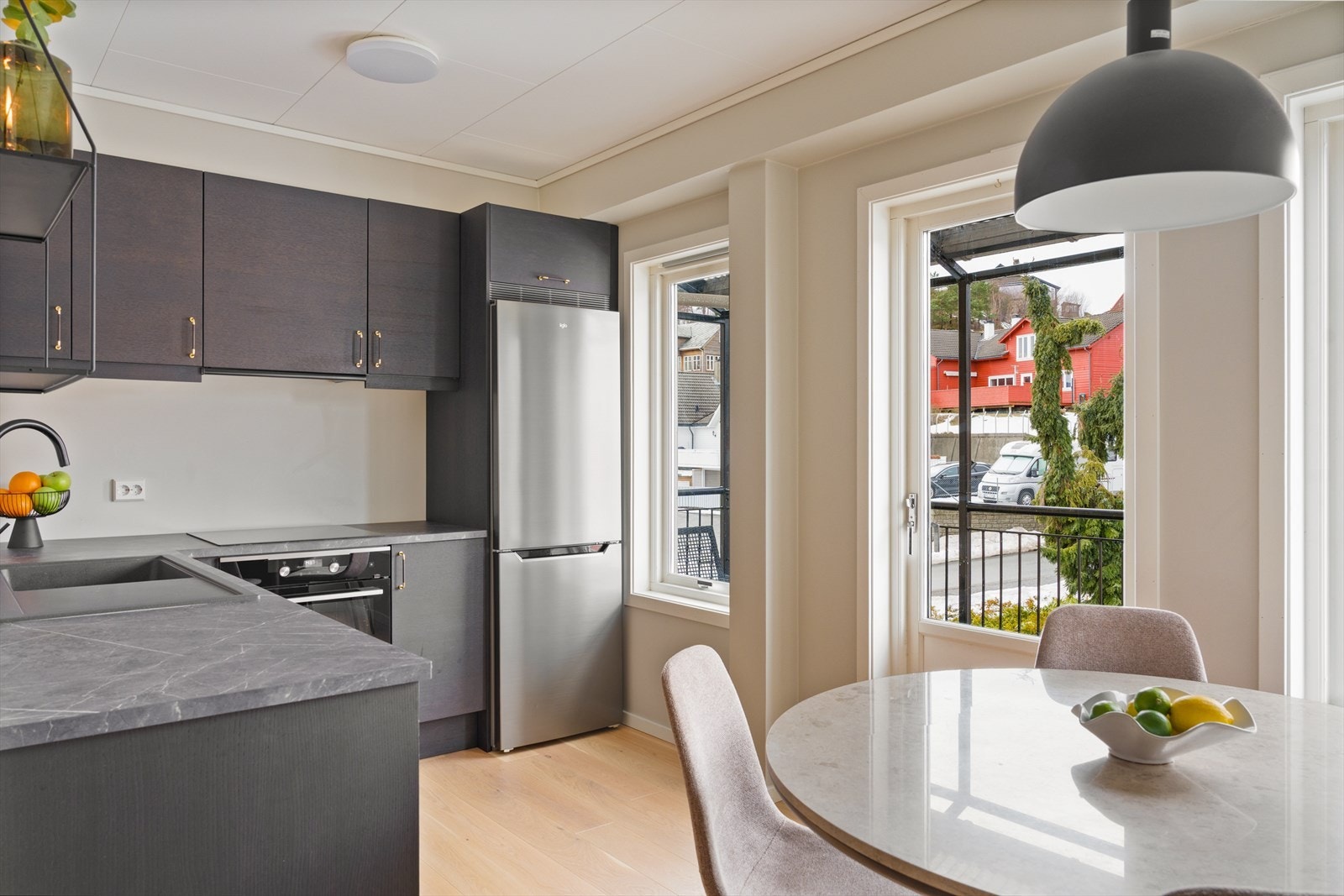 Kjøkkenventilator med avtrekk ut sikrer et godt inneklima. Galleribilde