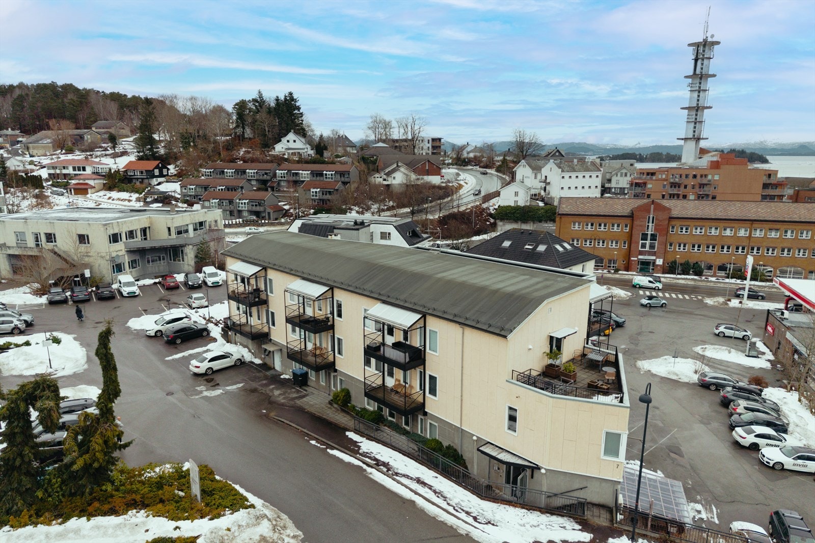 Området i Landåsen er et eldorado for deg som setter pris på natur og friluftsliv. Rett utenfor døren finner du et variert løypenett med flotte turstier, inkludert en opplyst løype i umiddelbar nærhet! Galleribilde