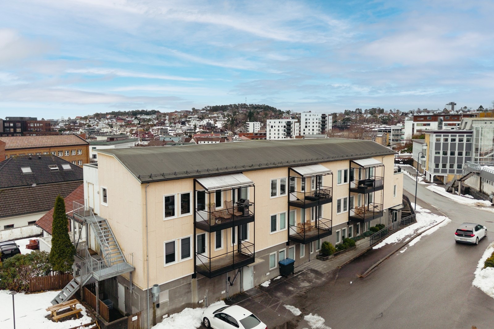 Dette er en strøken 3-roms toppleilighet med balkong og høy standard. Oppusset i 2021 av fagfolk. Galleribilde