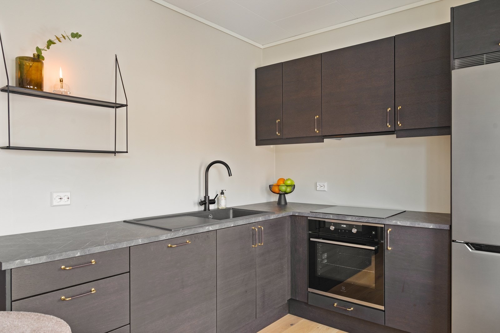 Kjøkkenet har en praktisk L-utforming som utnytter plassen optimalt og gir gode arbeidsforhold! Galleribilde