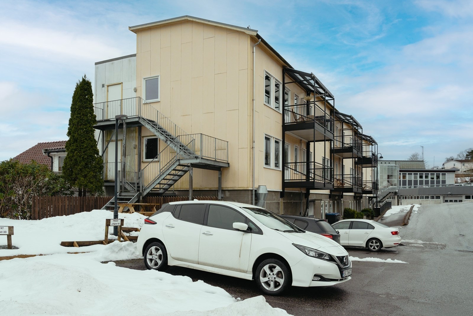 Leiligheten ligger midt i sentrum. Det er Mao. kort avstand til "alt". Det er heis i bygget og felles takterrasse. Galleribilde