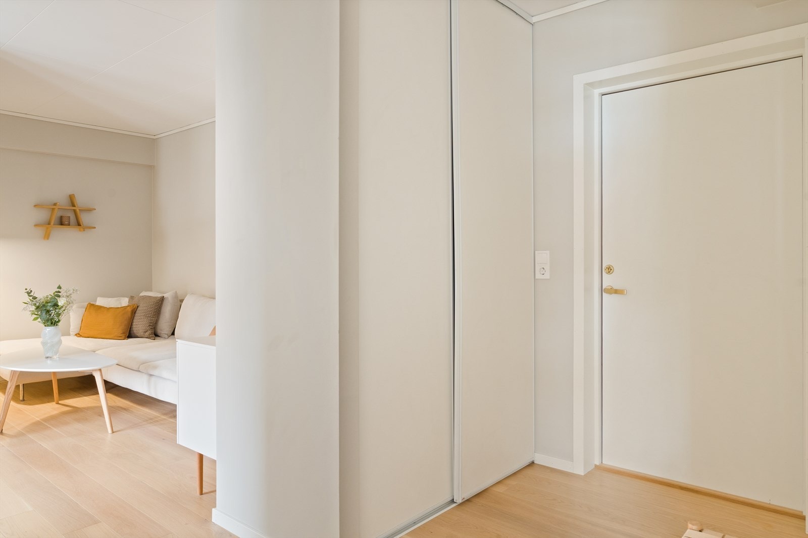 Fra entréen åpner boligen seg opp mot en romslig og innbydende stue/kjøkkenløsning på hele 23 m². Galleribilde