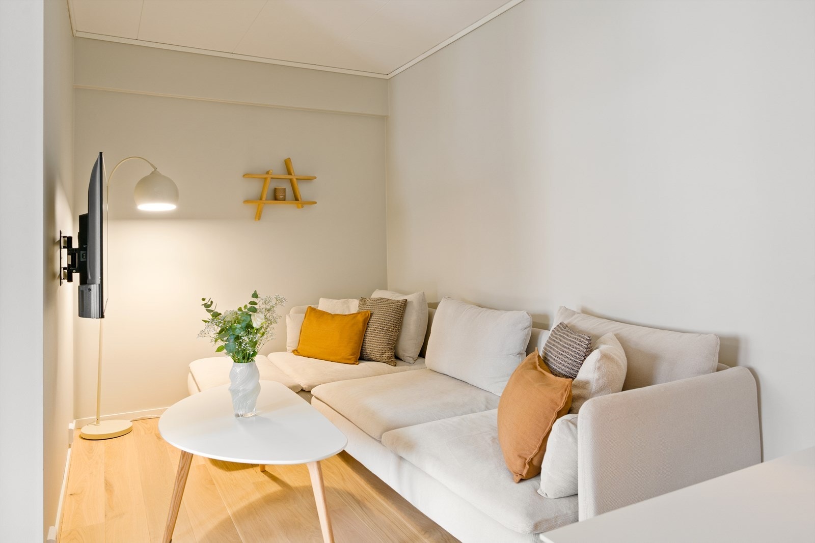 Her er det god plass til både en romslig sofakrok! Galleribilde