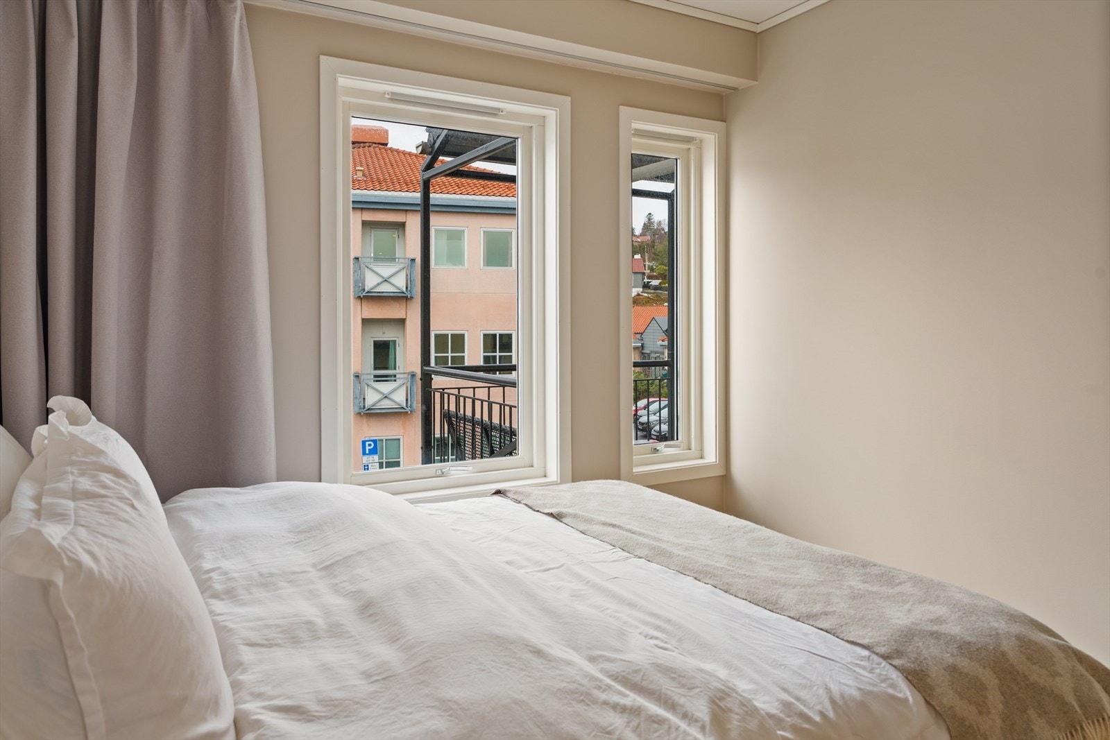 Rommet har en god planløsning som gjør det enkelt å innrede med seng, garderobe og eventuelt skrivebord. Galleribilde