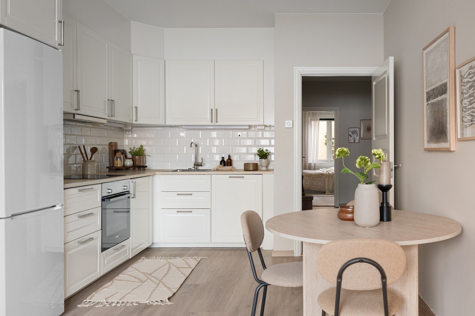 Kjøkkenet ligger i sosial og åpen løsning. Galleribilde