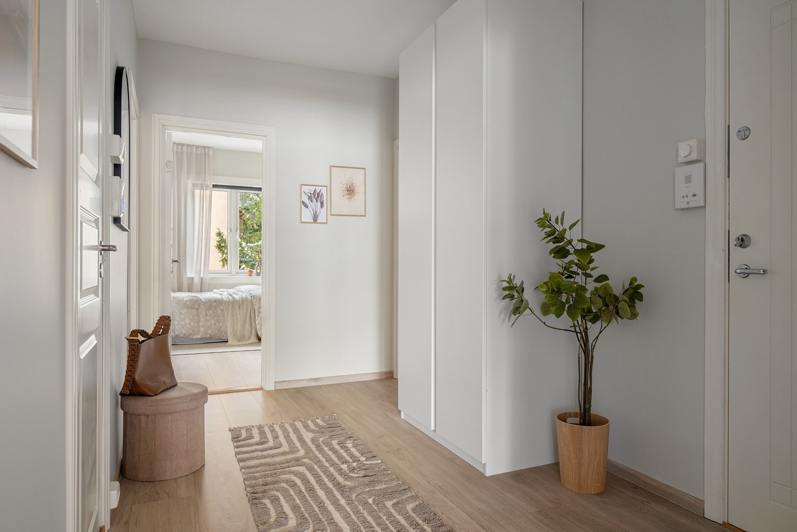 Godt med ekstra oppbevaringsplass i garderobeskap. Galleribilde