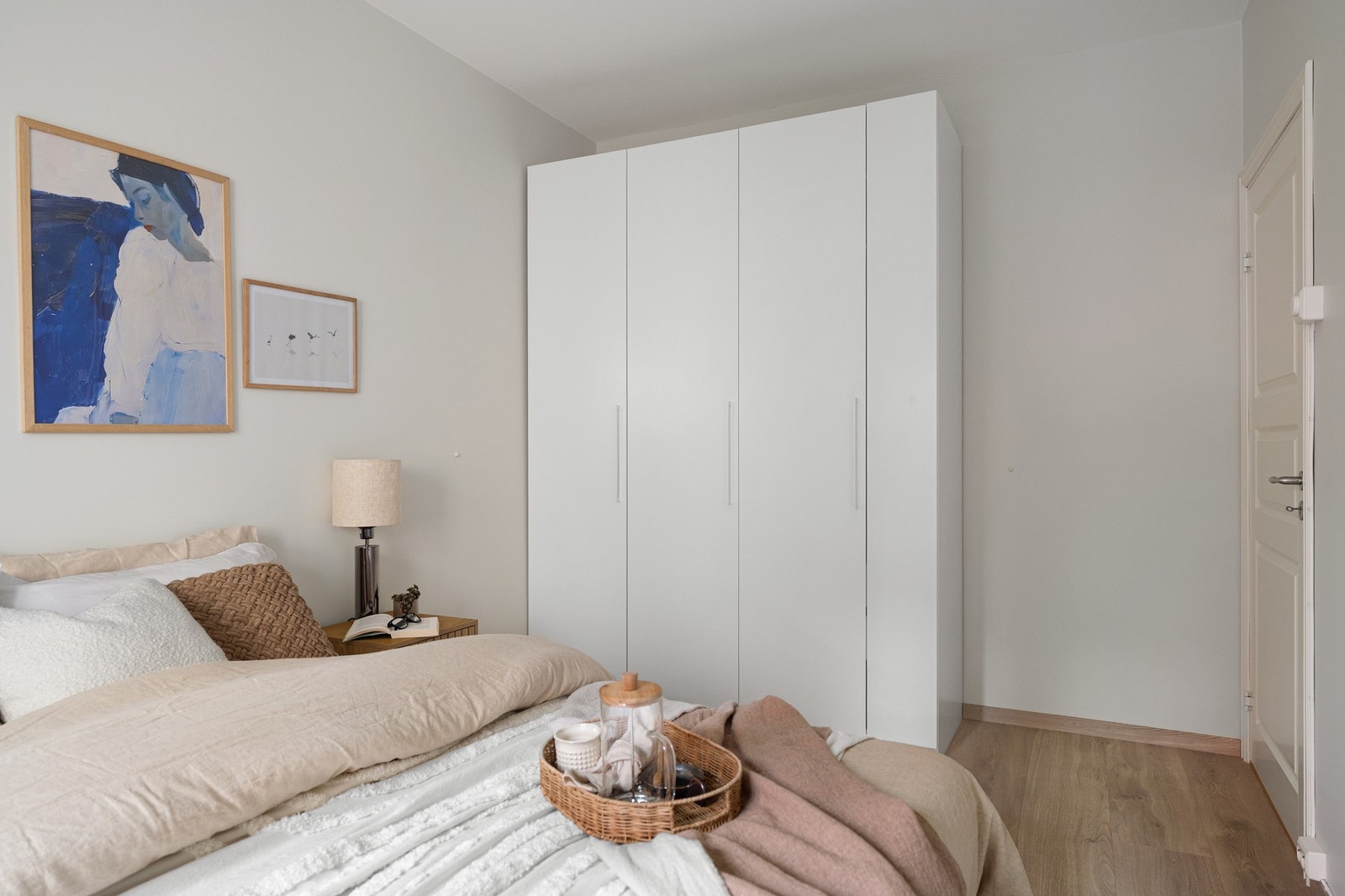 Godt med oppbevaringsplass i stort garderobeskap. Galleribilde