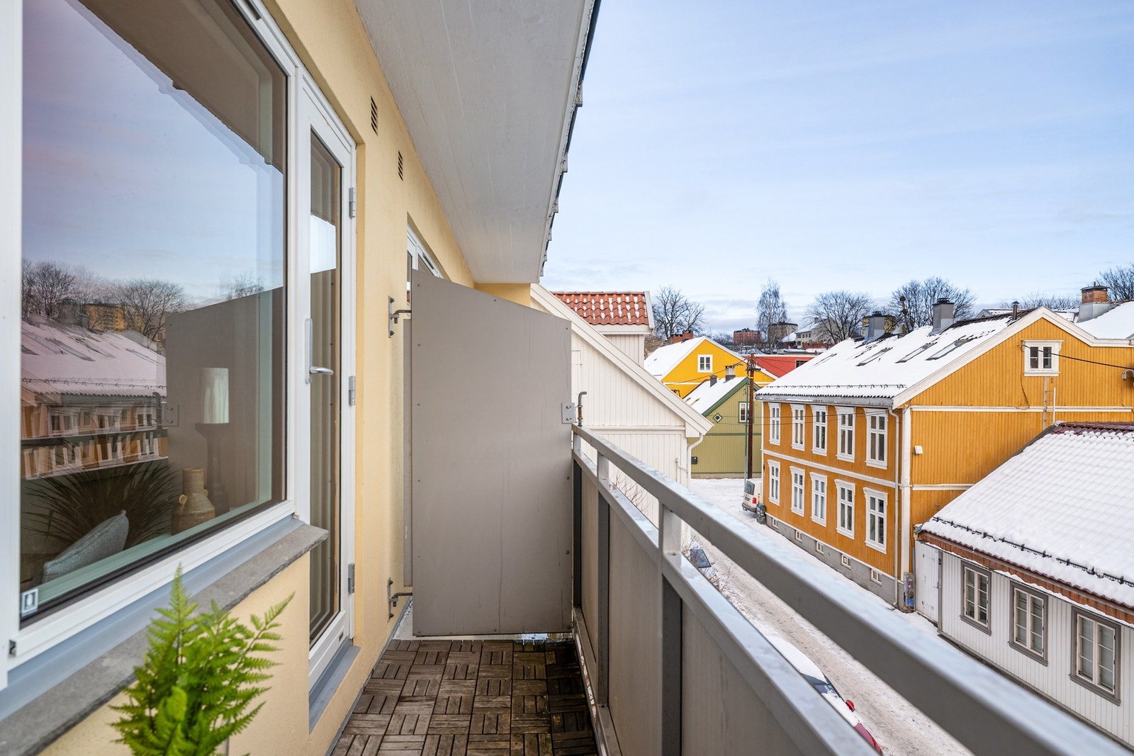 Balkongen er på ca. 3 kvm med plass til utemøblement. Galleribilde