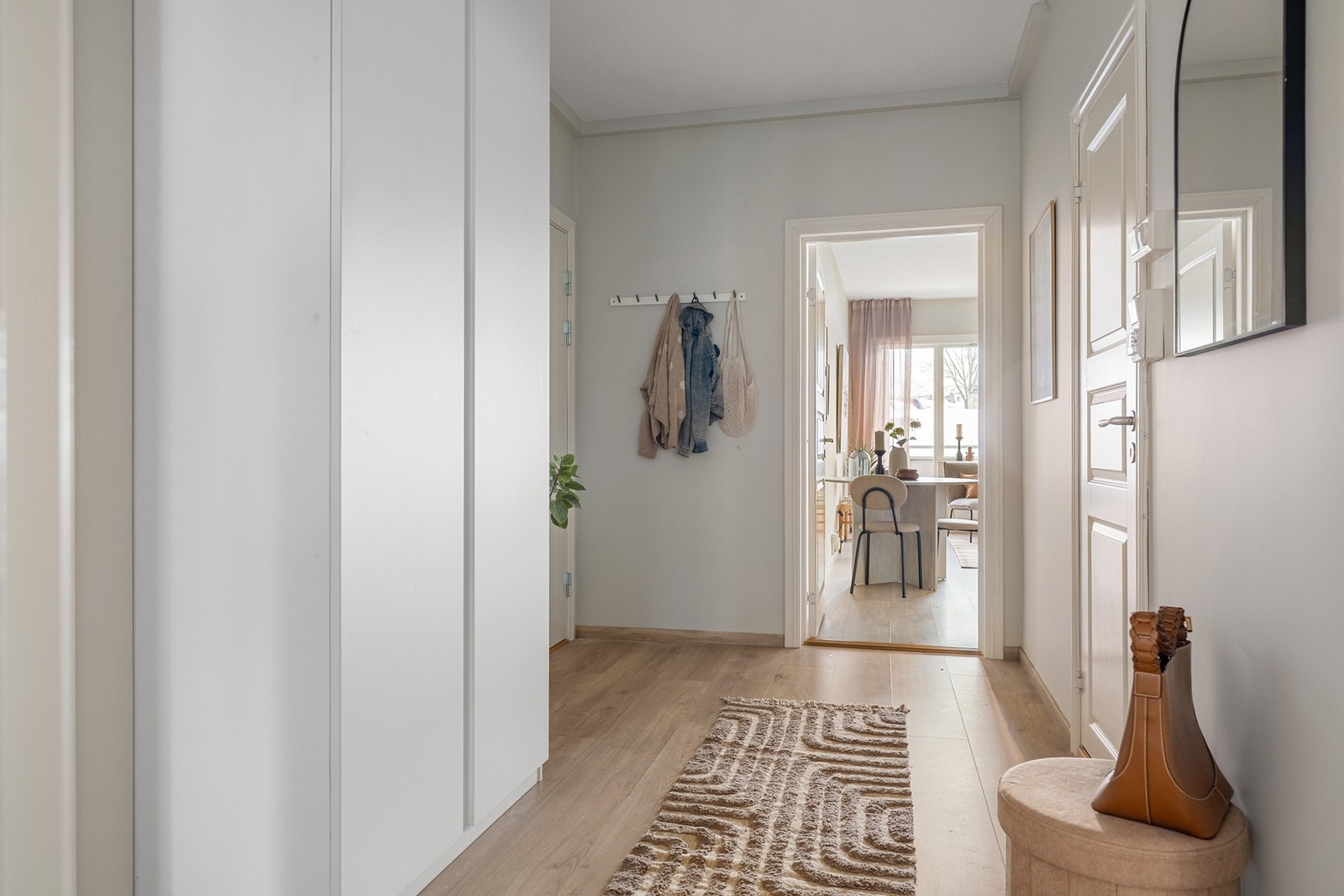 Lys og romslig entré med plass til å henge fra seg yttertøy. Galleribilde