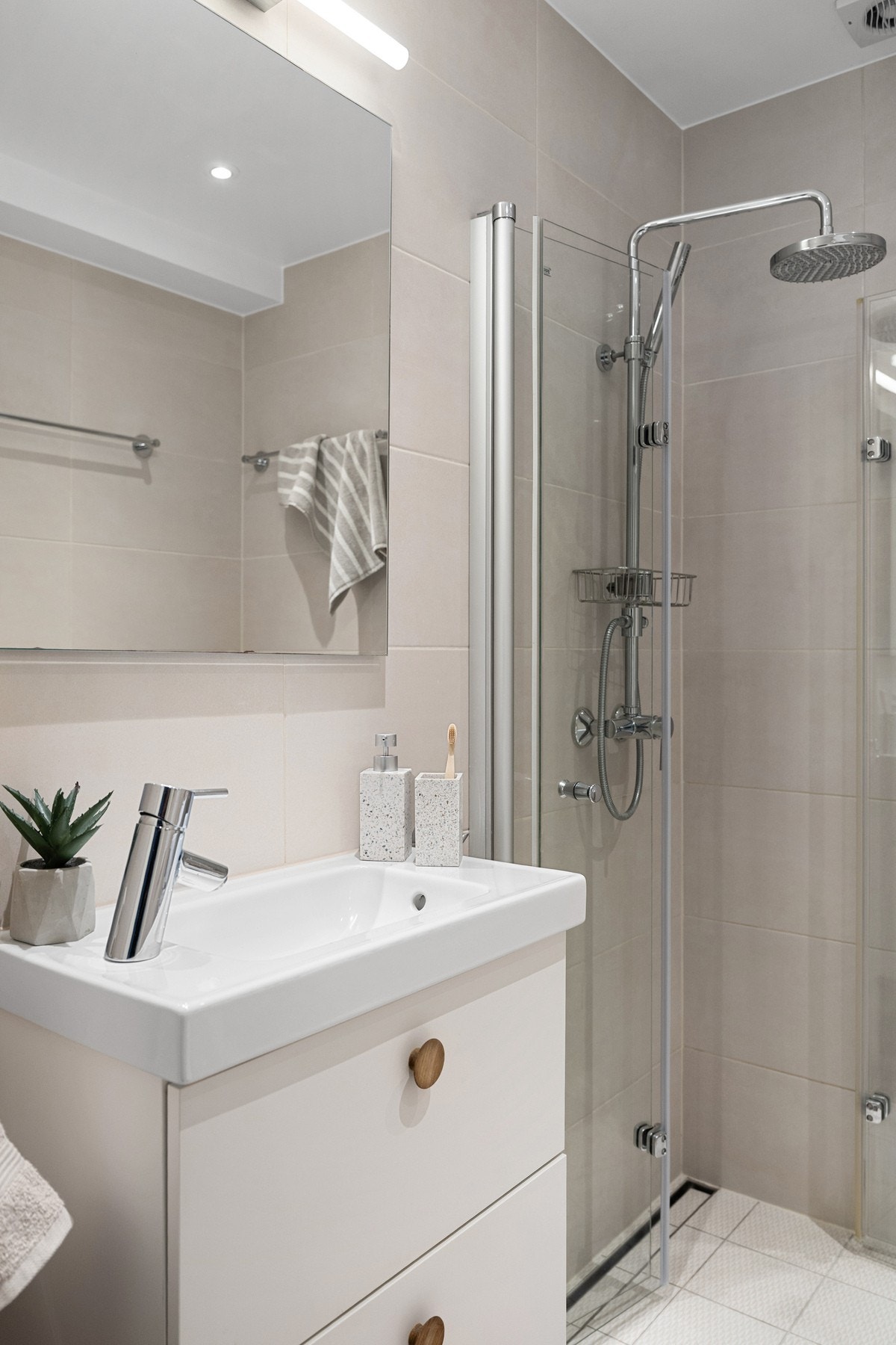 Badet har varmekabler i gulv og opplegg for vaskemaskin. Galleribilde