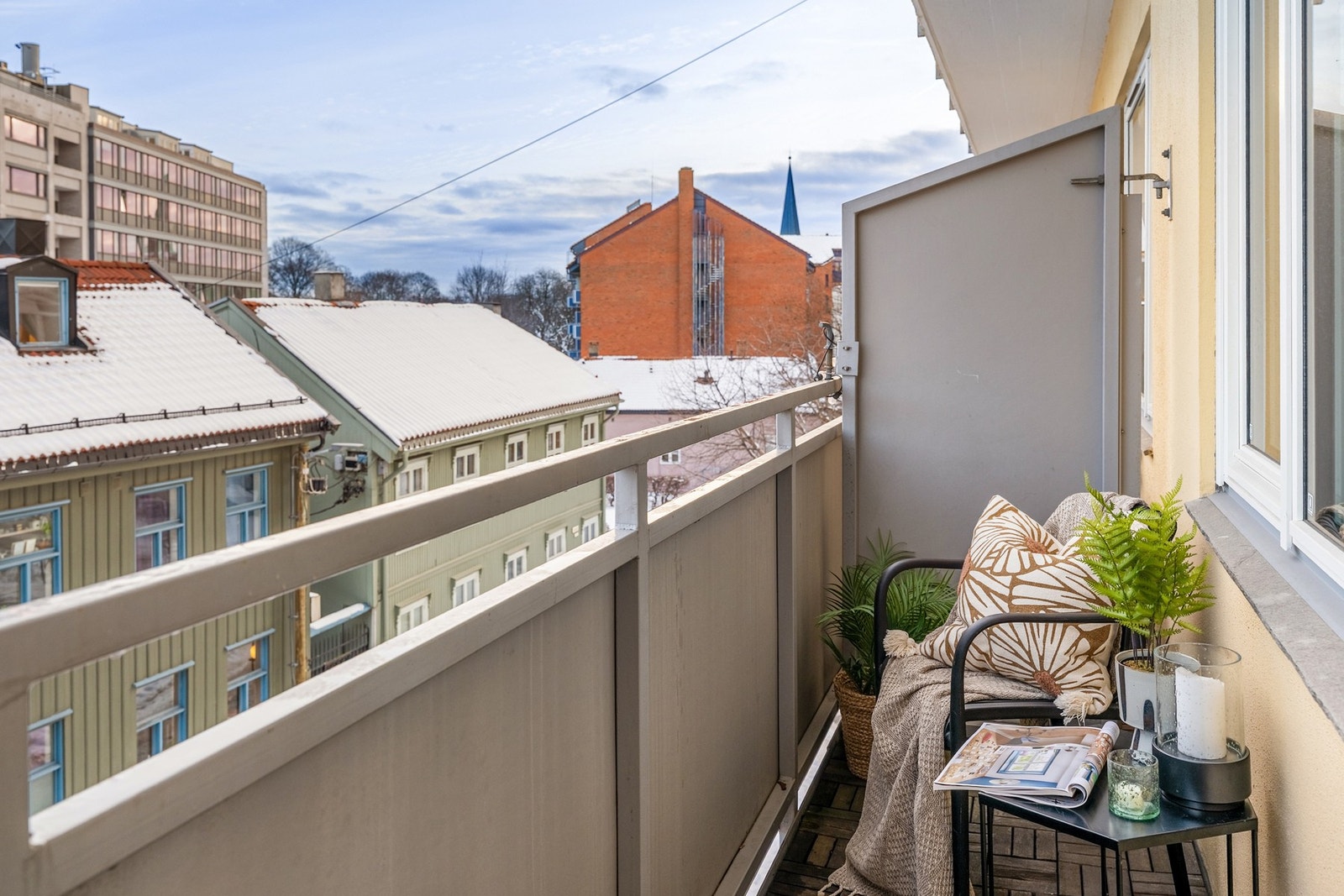 Her får du en lys og gjennomgående 4-roms med solrik balkong. Galleribilde