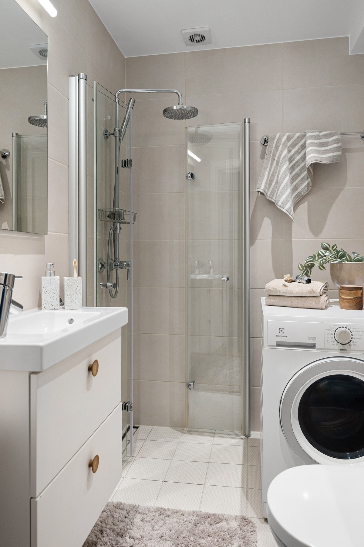 Lekkert, flislagt bad pusset opp i 2015. Galleribilde