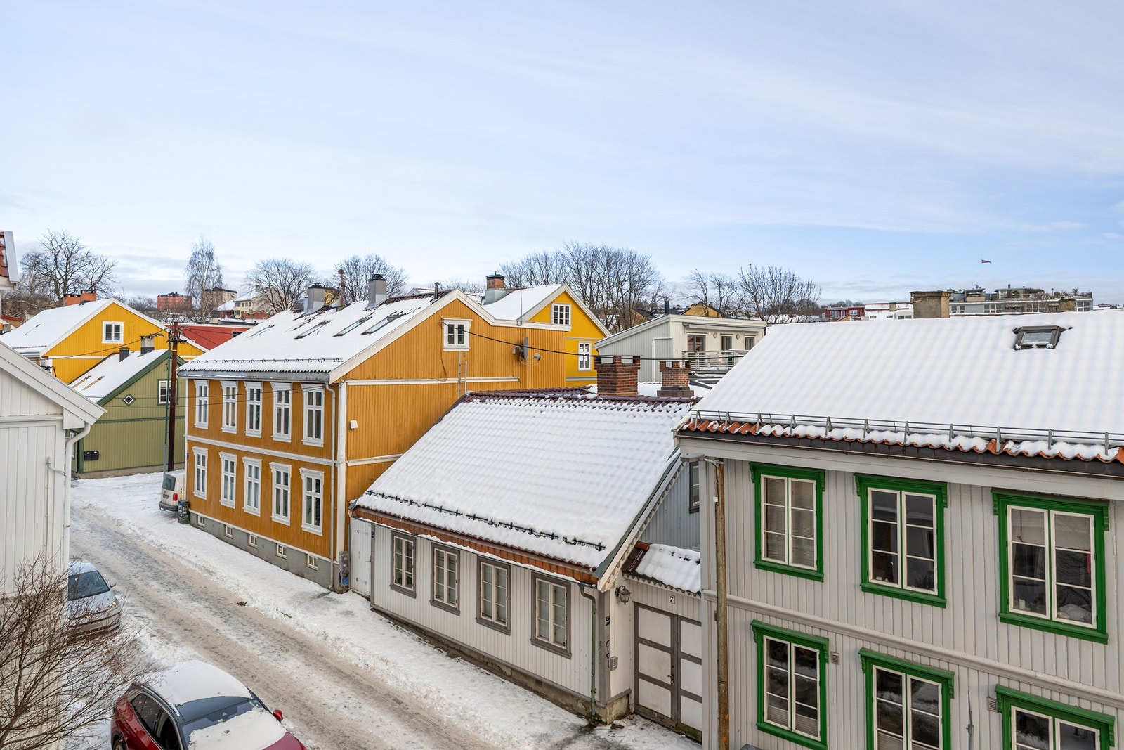 Fra balkongen er det utsyn mot den sjarmerende trehusbebyggelsen på Rodeløkka. Galleribilde