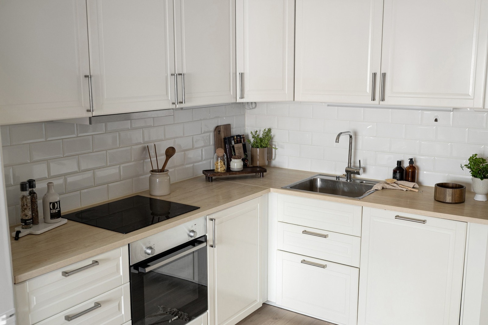 Lys og lekker kjøkkeninnredning fra 2020. Galleribilde