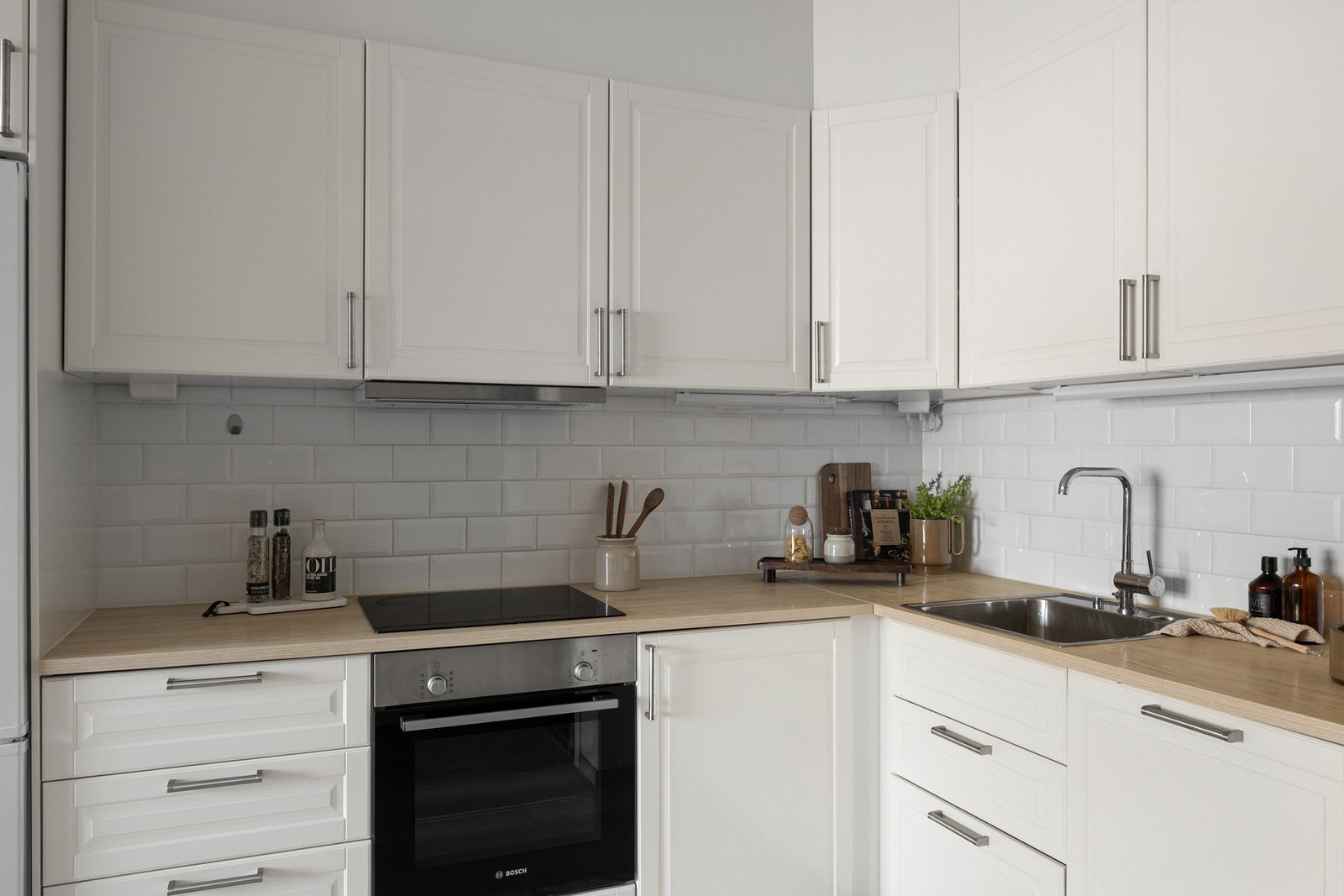 Kjøkkenet har et sømløst uttrykk med integrert oppvaskmaskin, stekeovn og induksjon platetopp. Galleribilde