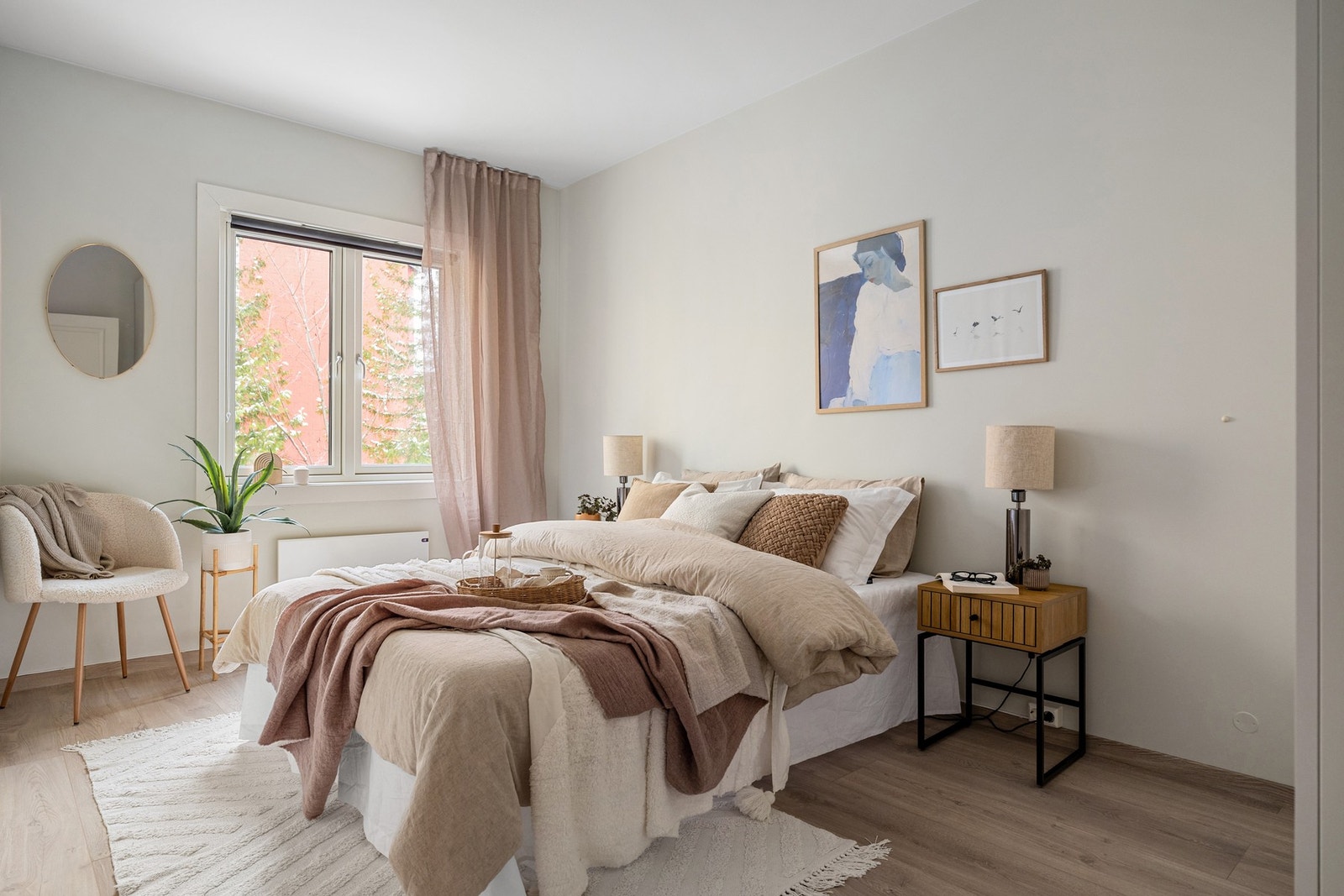 Lyst og innbydende hovedsoverom med god plass til dobbeltseng og nattbord. Galleribilde