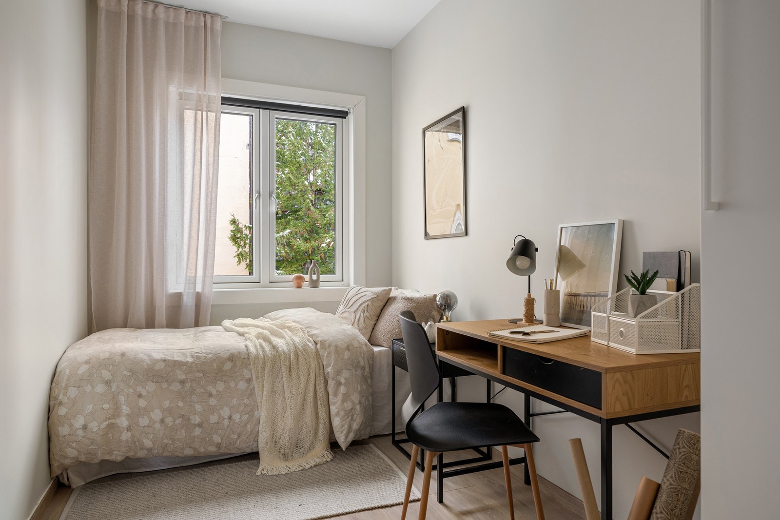 Soverom 2 med plass til seng, garderobe og hjemmekontor. Galleribilde