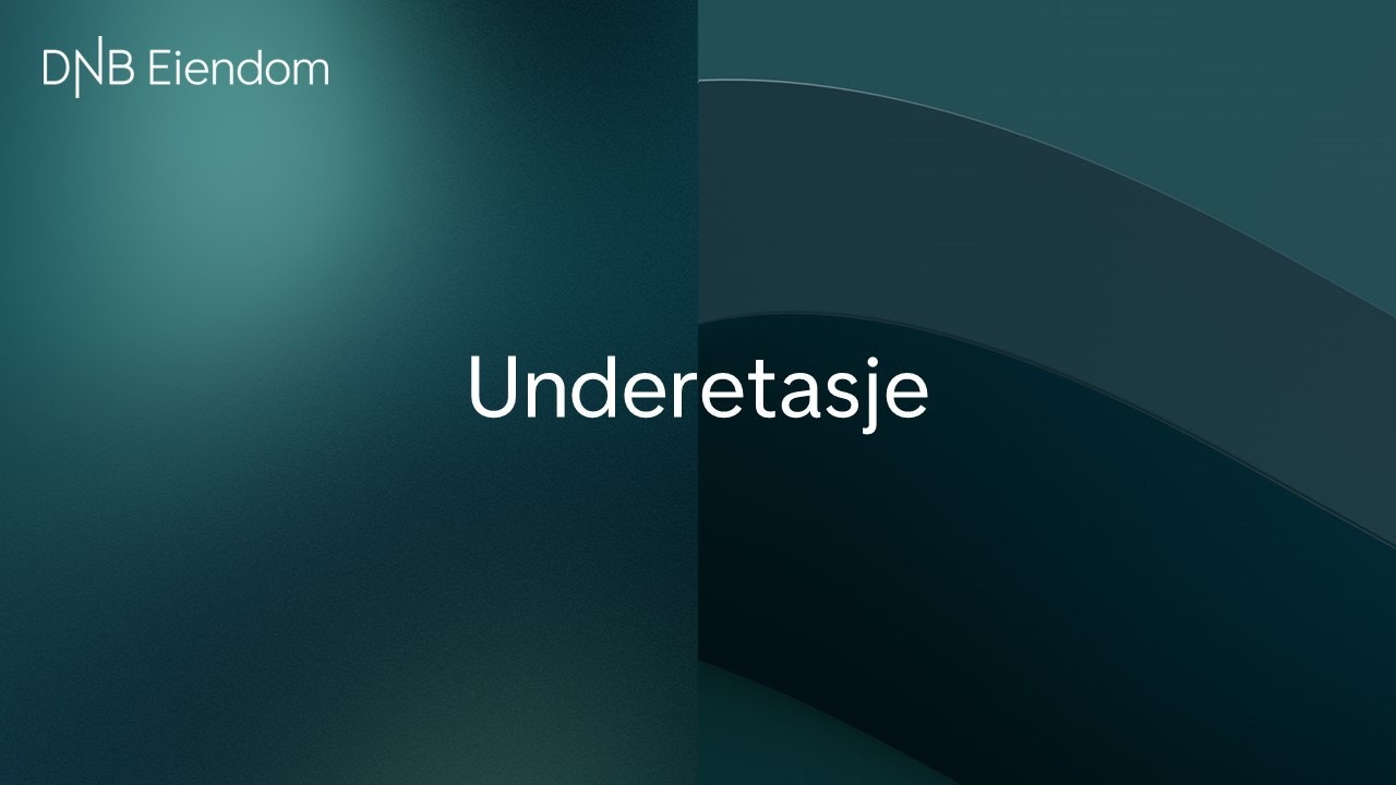 I underetasjen finner du et garasjeanlegg med medfølgende garasjeplass, komplett med elbil-lader. Praktisk og moderne - her står bilen trygg og klar, uansett årstid. Galleribilde