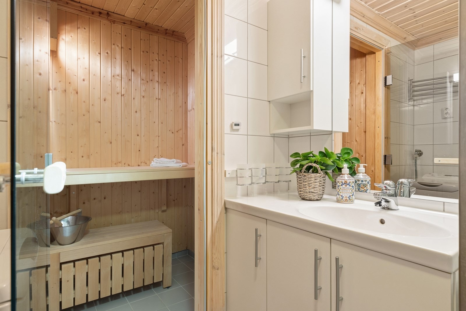 I tilknytning til gangen, der soverommene ligger, finner du badet med god innredningsplass, toalett og opplegg for vaskemaskin. Herfra er det også inngang til egen badstue - perfekt for å varme opp kroppen etter en lang dag ute i fjellet. Galleribilde