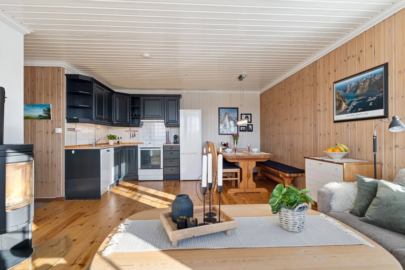 Her er det plass til alle gjester - og vel så det. Rundt bordet kan latteren sitte løst og samtalene vare lenge, med rom for å invitere ekstra venner til hyggelige middager i fjellet. Et sted hvor fellesskapet får god plass og minnene skapes naturlig. Galleribilde